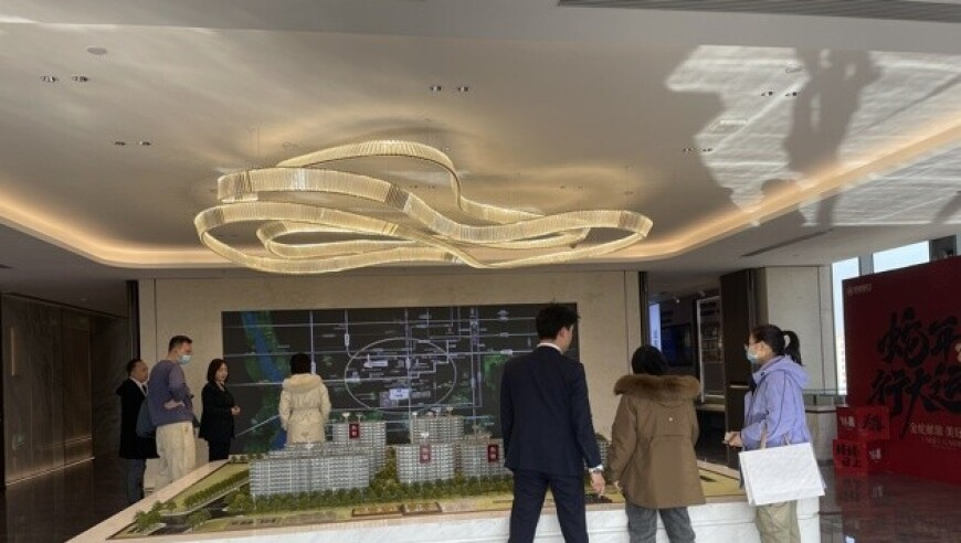 爸爸哄娃睡觉反被“哄睡”,2025管家婆三肖三码,精准解释落实及其象征意义_豪华版V15.3